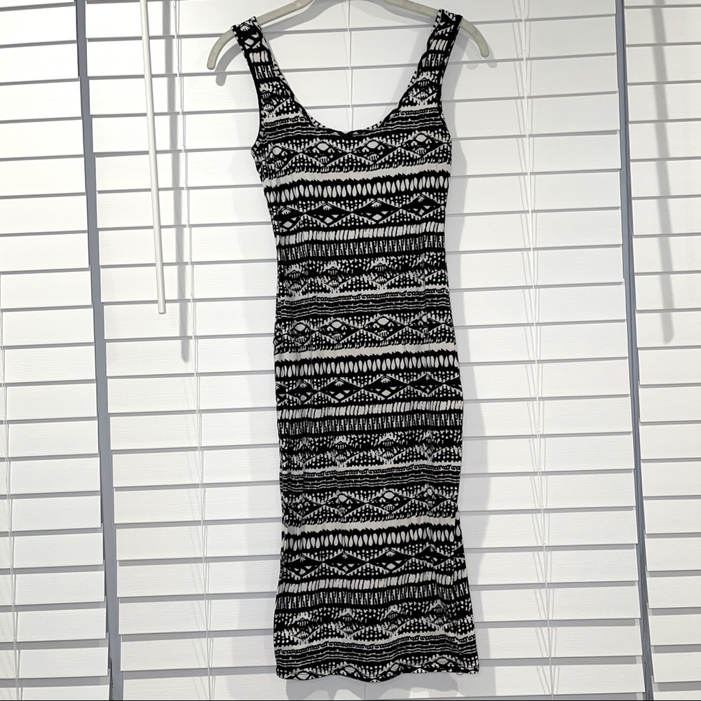 4/$10 ⚡️ Black & White Printed Fitted Midi Dress